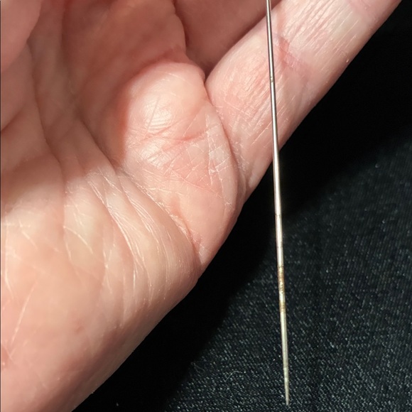 Elegant vintage 1950’s Gold with rhinestones in a Filigree hat Pin - Picture 11 of 12